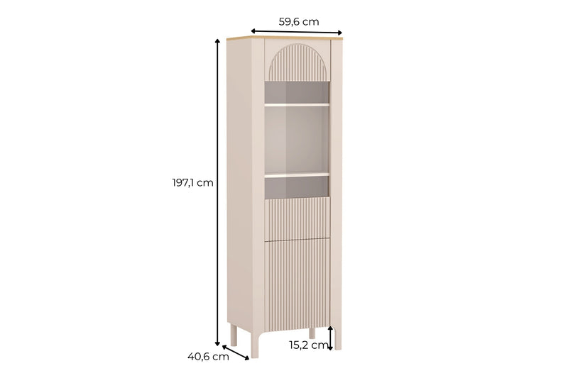 Witryna Marbella 04 kaszmir z przeszklonym frontem i ryflowaniem – wymiary: szerokość 59,6 cm, wysokość 197,1 cm, głębokość 40,6 cm, wysokość nóg 15,2 cm.