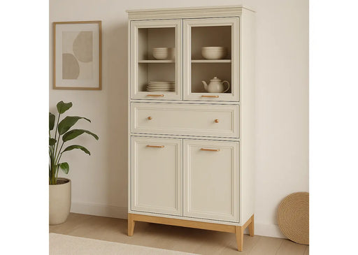 Witryna Windsor 5 w kolorze kaszmir z przeszklonymi drzwiami ustawiona w aranżacji wnętrza