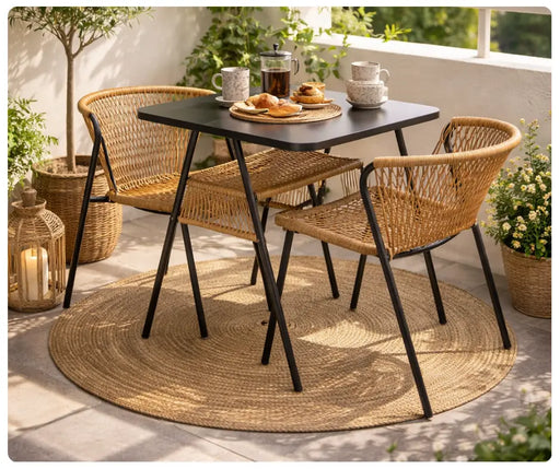 zestaw balkonowy Teams rattan stolik i 2 krzesła kawa na balkonie aranżacja