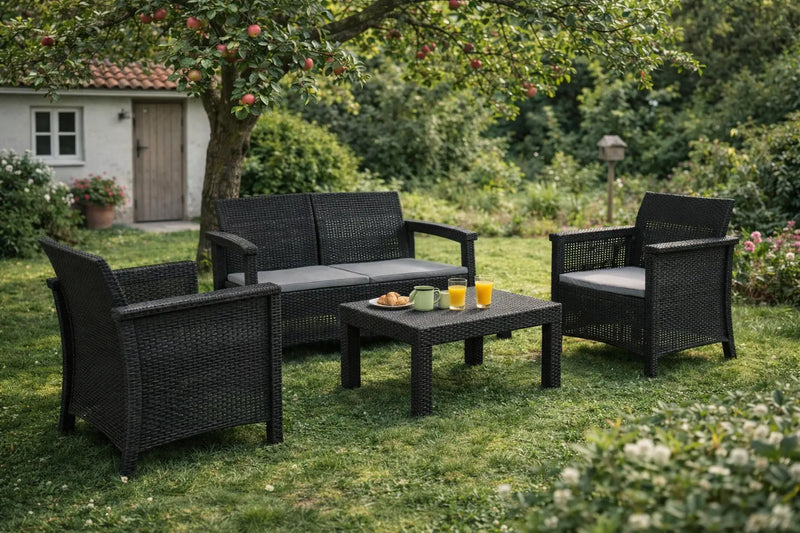 Zestaw ogrodowy BENET technorattan czarny sofa fotele stolik aranżacja w ogrodzie na trawie
